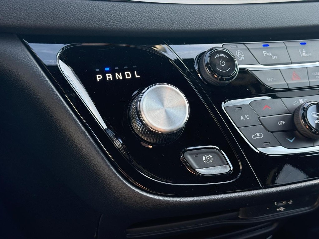 Chrysler Voyager Vehicle Full-screen Gallery Image 16