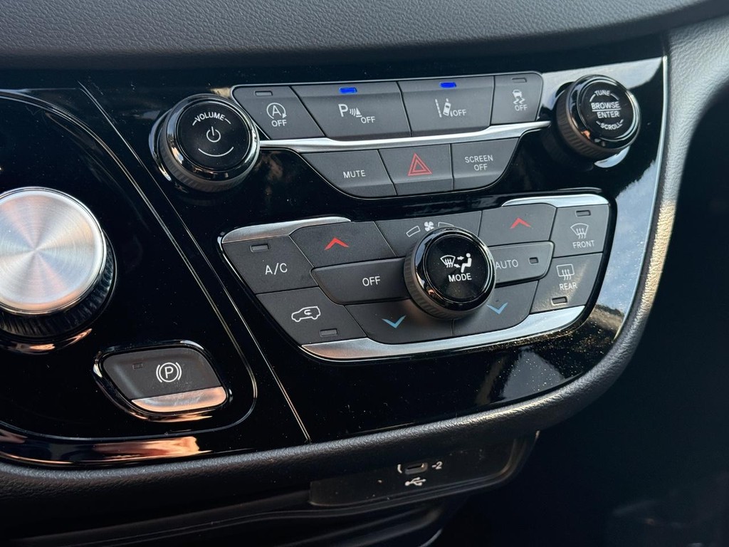 Chrysler Voyager Vehicle Full-screen Gallery Image 17