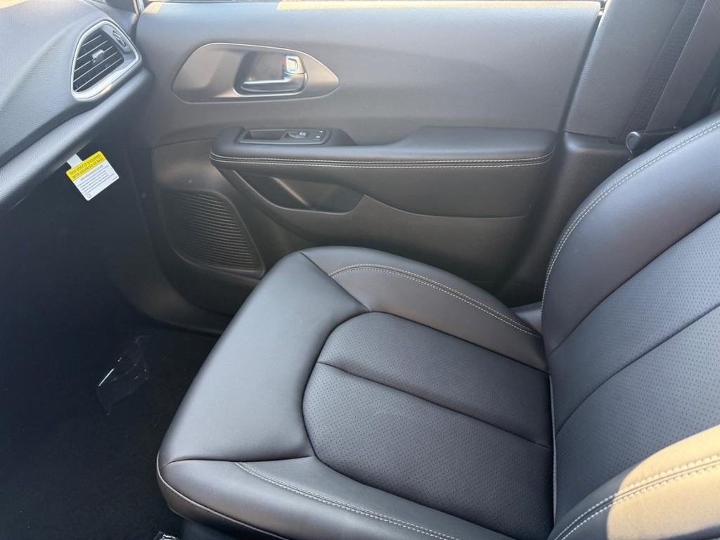 Chrysler Voyager Vehicle Full-screen Gallery Image 18