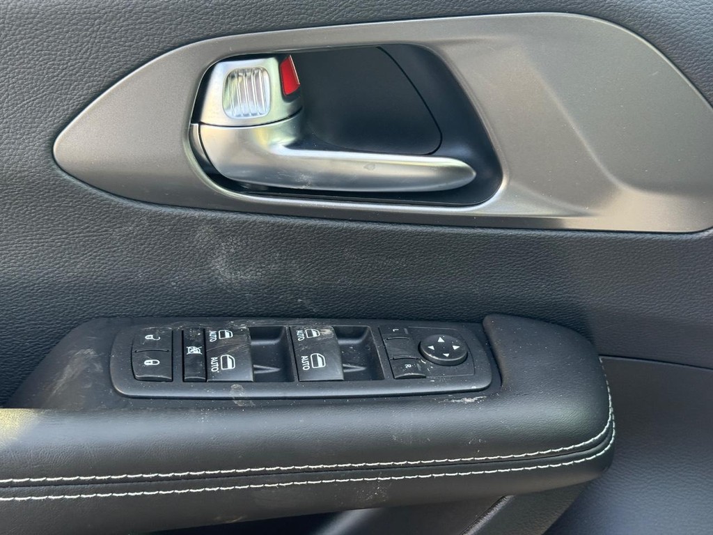 Chrysler Voyager Vehicle Full-screen Gallery Image 19