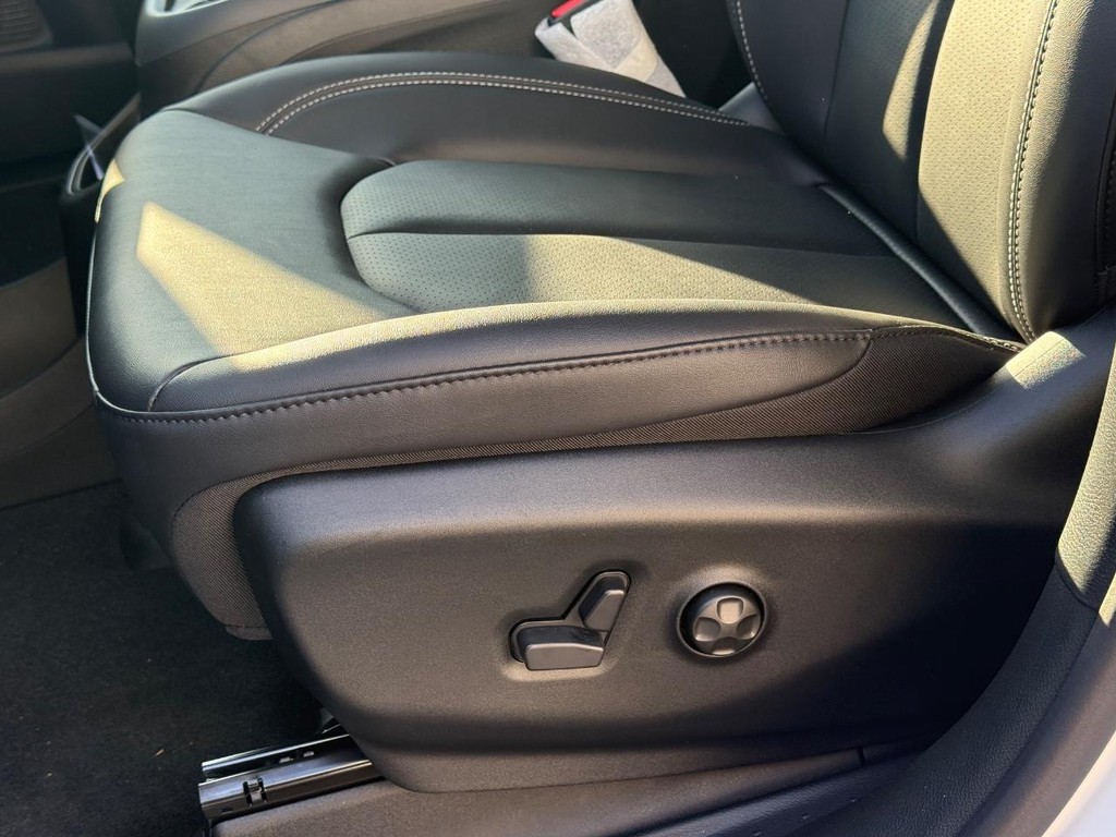 Chrysler Voyager Vehicle Full-screen Gallery Image 22