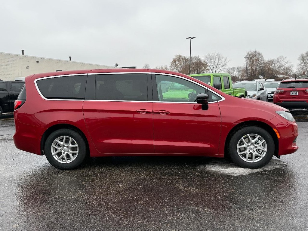 Chrysler Voyager Vehicle Full-screen Gallery Image 02