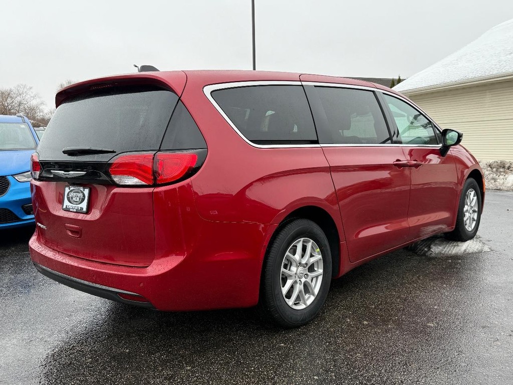 Chrysler Voyager Vehicle Full-screen Gallery Image 03