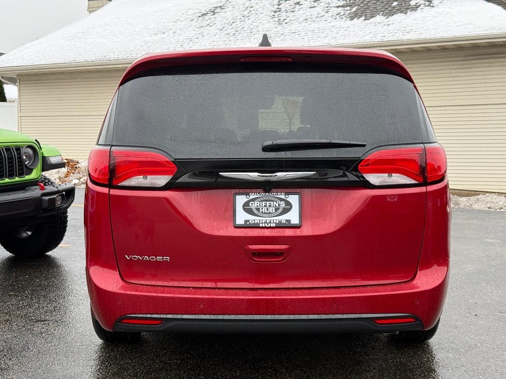 Chrysler Voyager Vehicle Full-screen Gallery Image 04