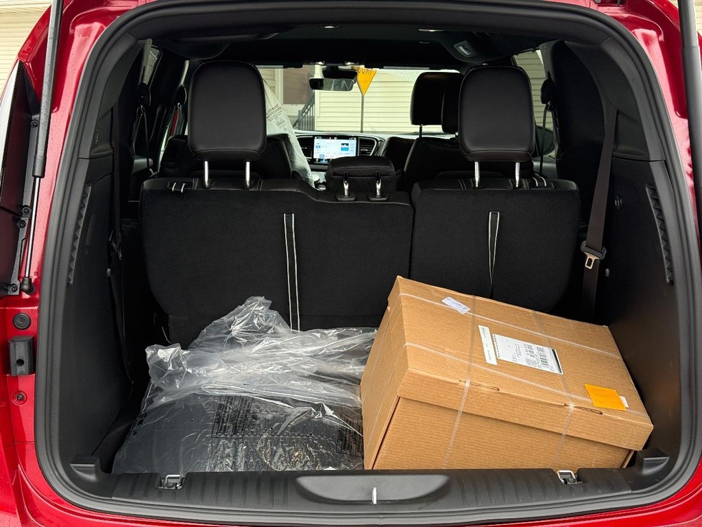 Chrysler Voyager Vehicle Full-screen Gallery Image 05