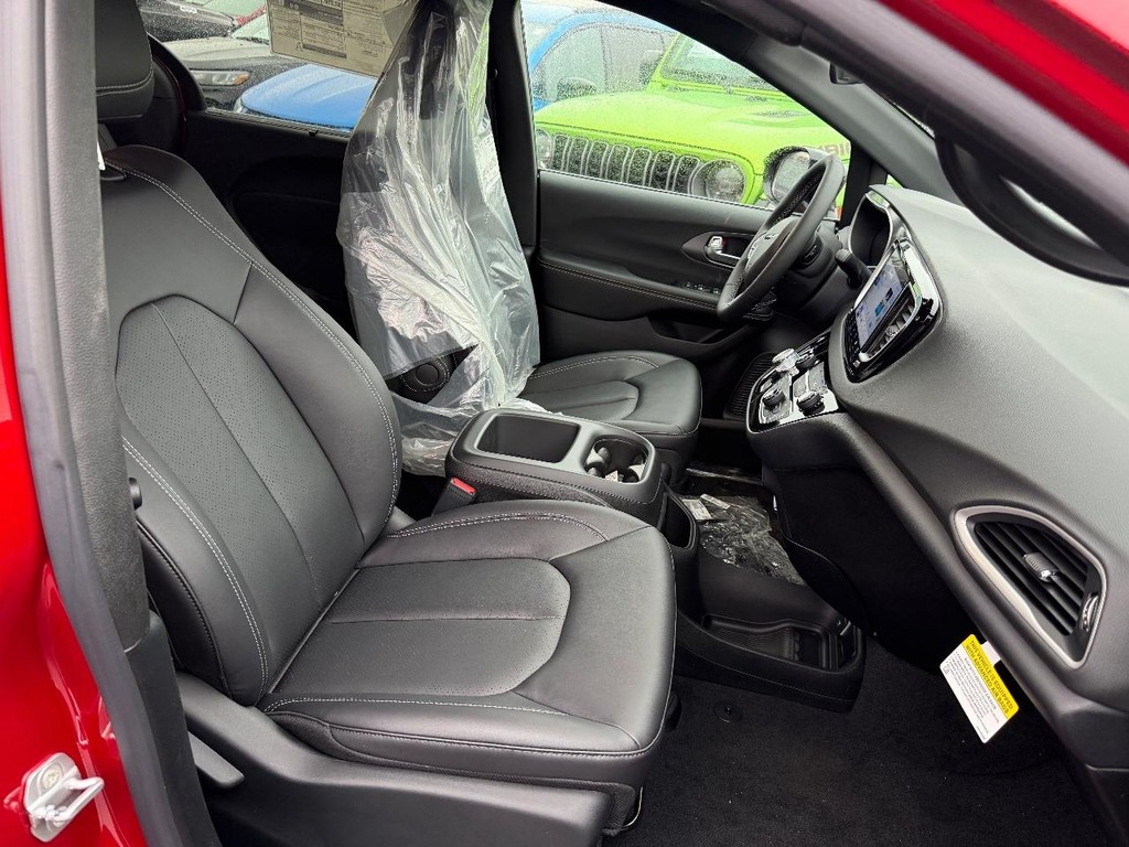 Chrysler Voyager Vehicle Full-screen Gallery Image 06