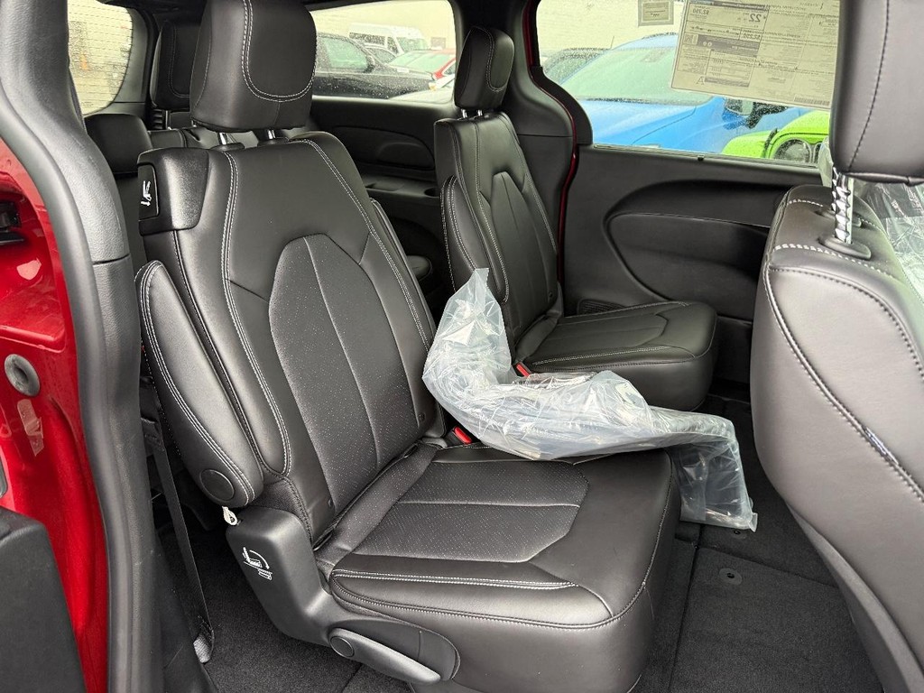 Chrysler Voyager Vehicle Full-screen Gallery Image 07