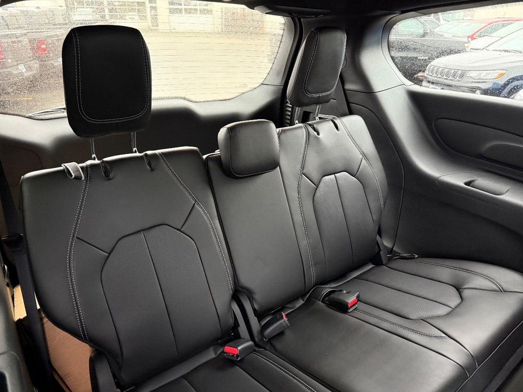 Chrysler Voyager Vehicle Full-screen Gallery Image 08