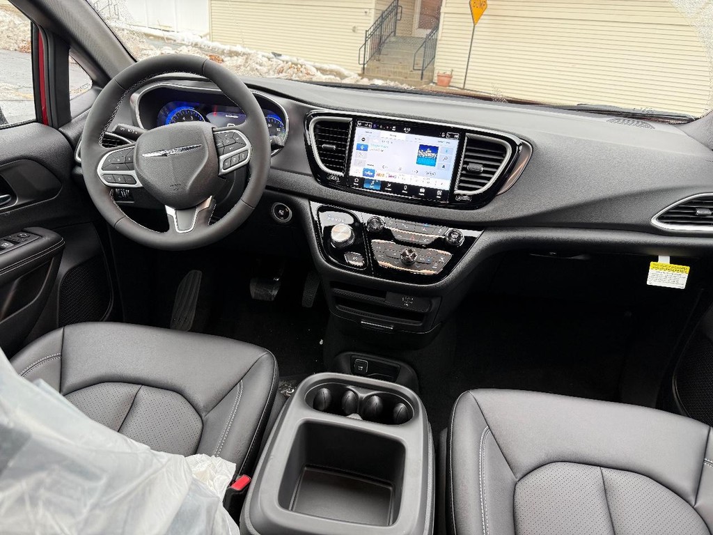 Chrysler Voyager Vehicle Full-screen Gallery Image 09