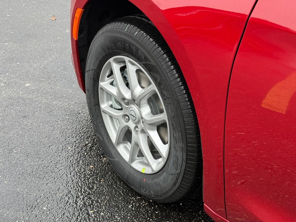 Chrysler Voyager Vehicle Full-screen Gallery Image 11