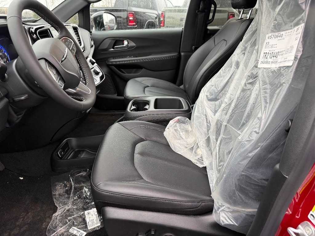 Chrysler Voyager Vehicle Full-screen Gallery Image 12