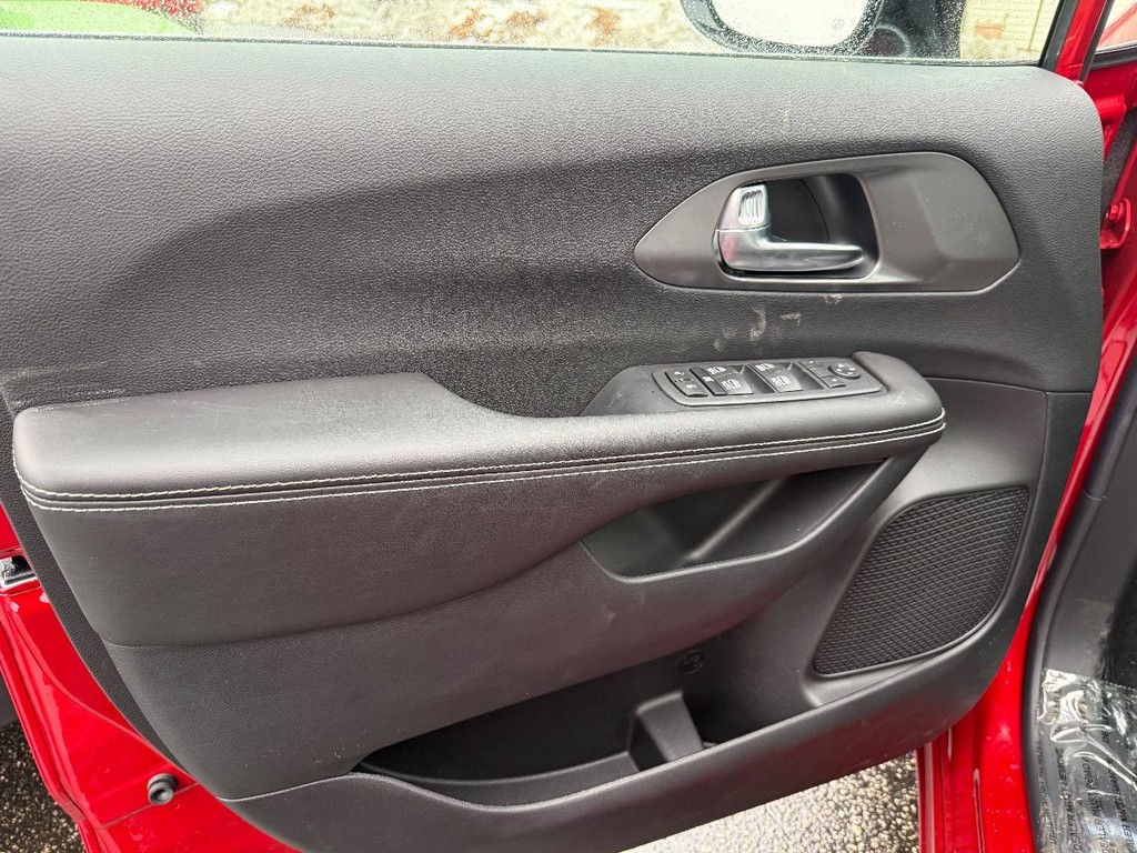 Chrysler Voyager Vehicle Full-screen Gallery Image 13