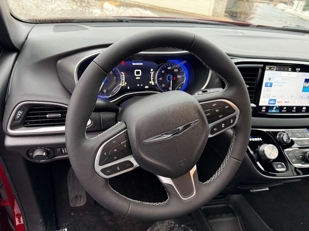 Chrysler Voyager Vehicle Full-screen Gallery Image 14