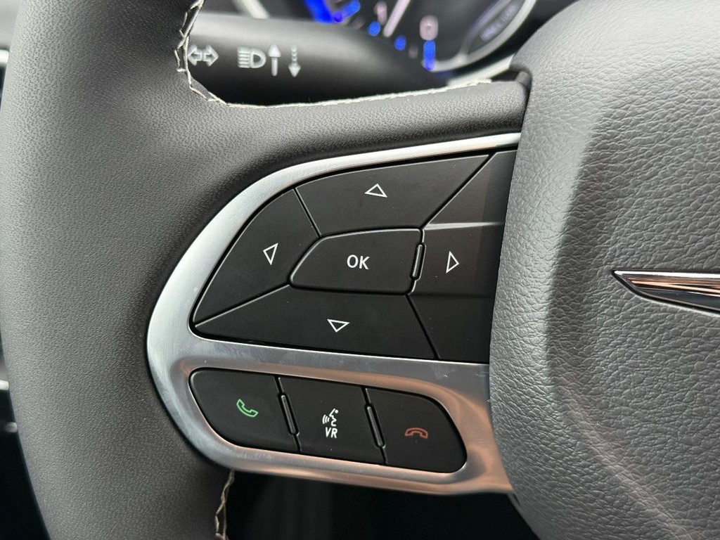 Chrysler Voyager Vehicle Full-screen Gallery Image 16