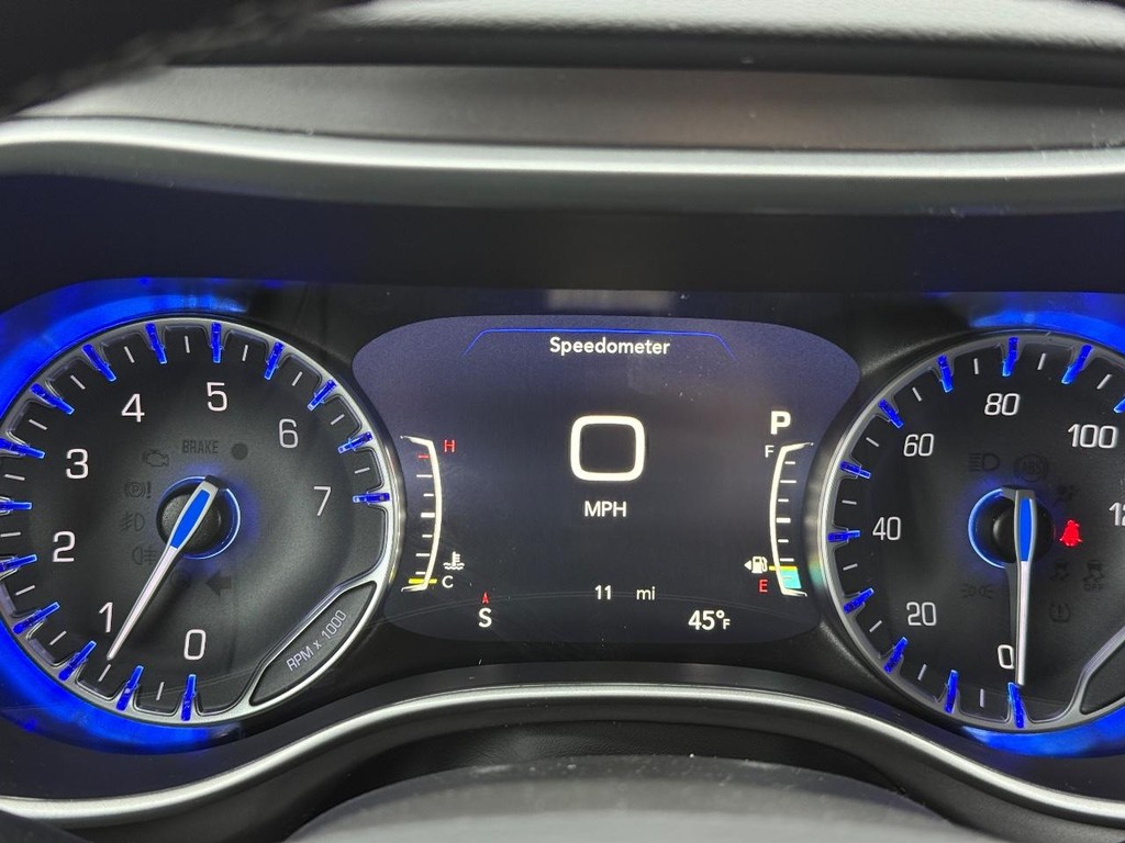 Chrysler Voyager Vehicle Full-screen Gallery Image 18