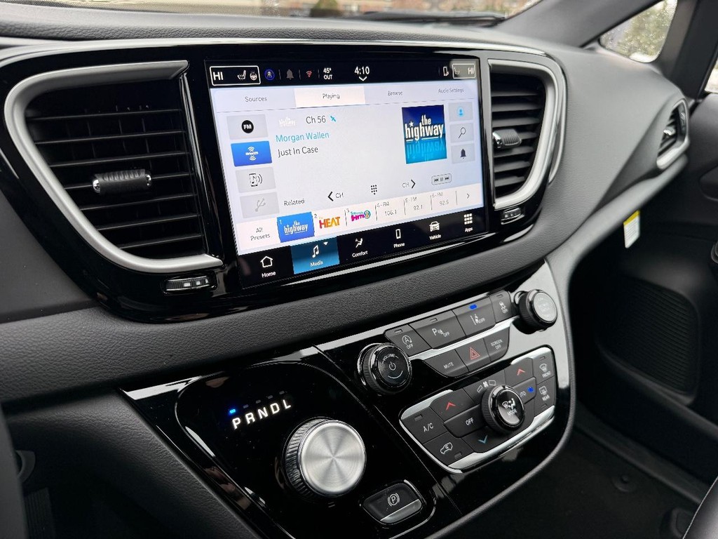 Chrysler Voyager Vehicle Full-screen Gallery Image 21