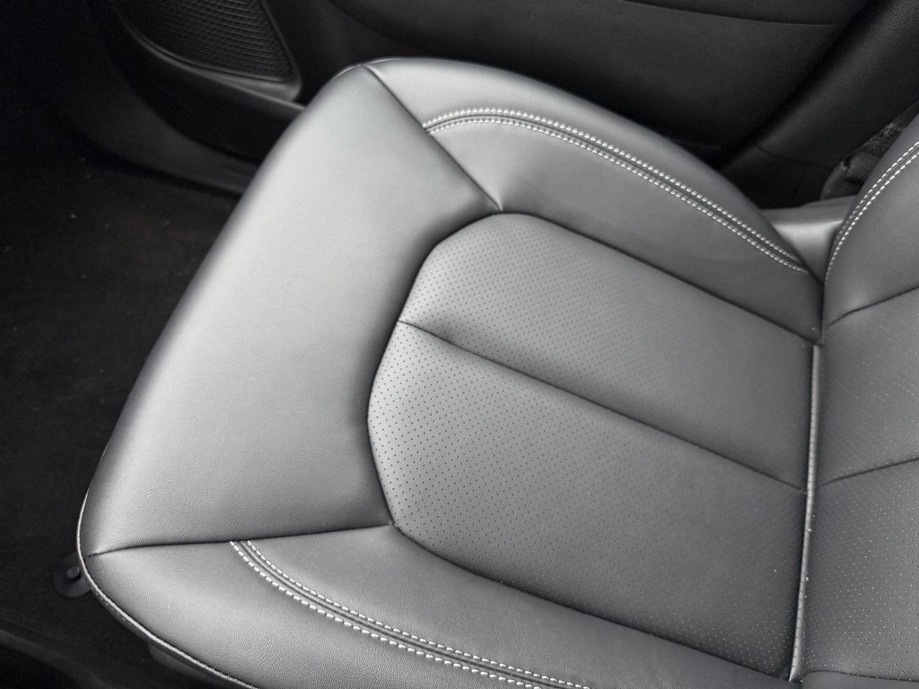 Chrysler Voyager Vehicle Full-screen Gallery Image 23