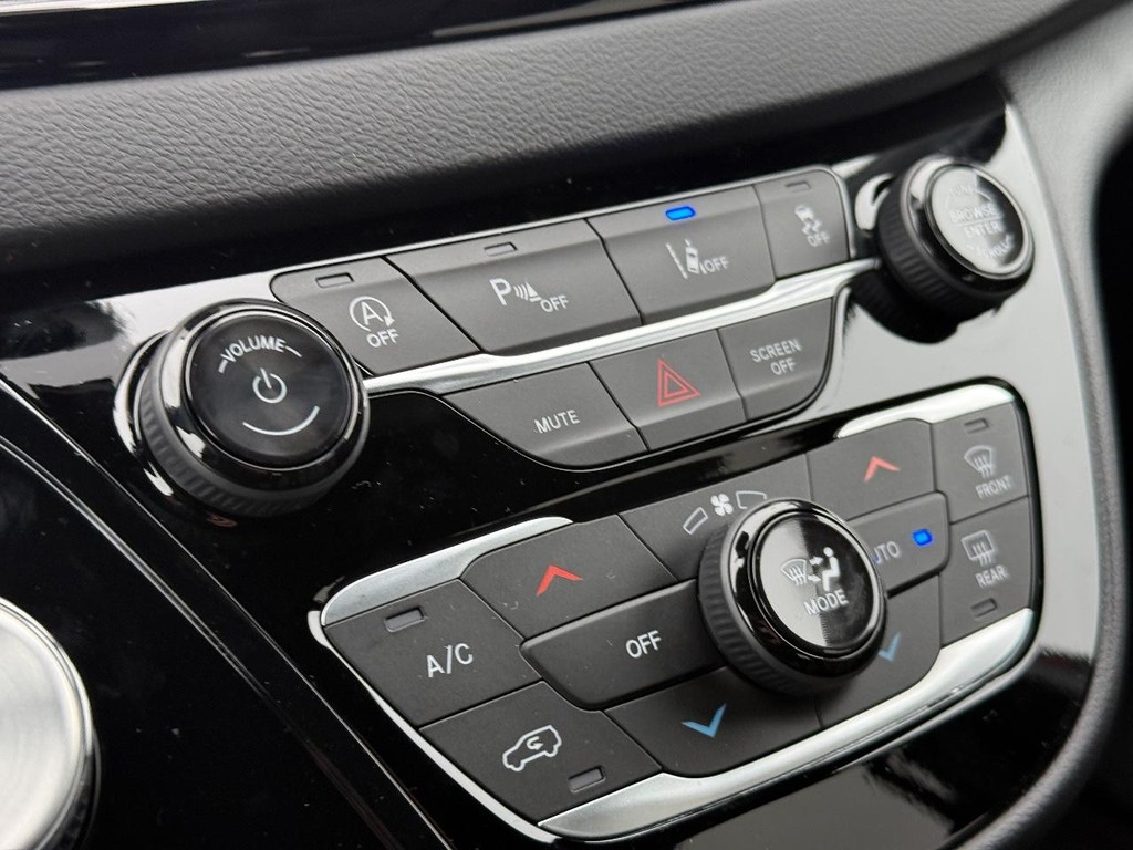 Chrysler Voyager Vehicle Full-screen Gallery Image 24