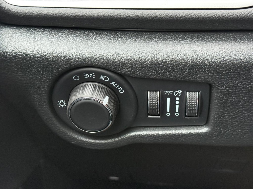 Chrysler Voyager Vehicle Full-screen Gallery Image 25