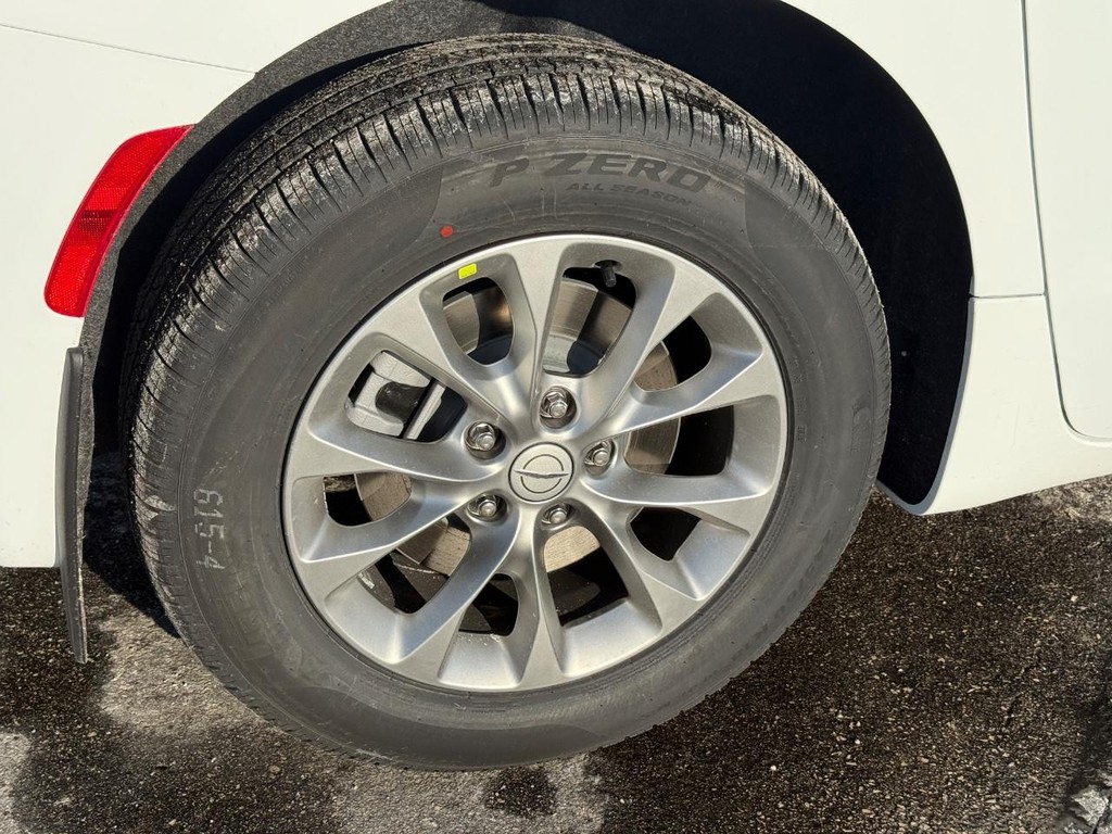 Chrysler Pacifica Vehicle Full-screen Gallery Image 05