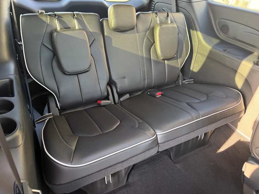 Chrysler Pacifica Vehicle Full-screen Gallery Image 06