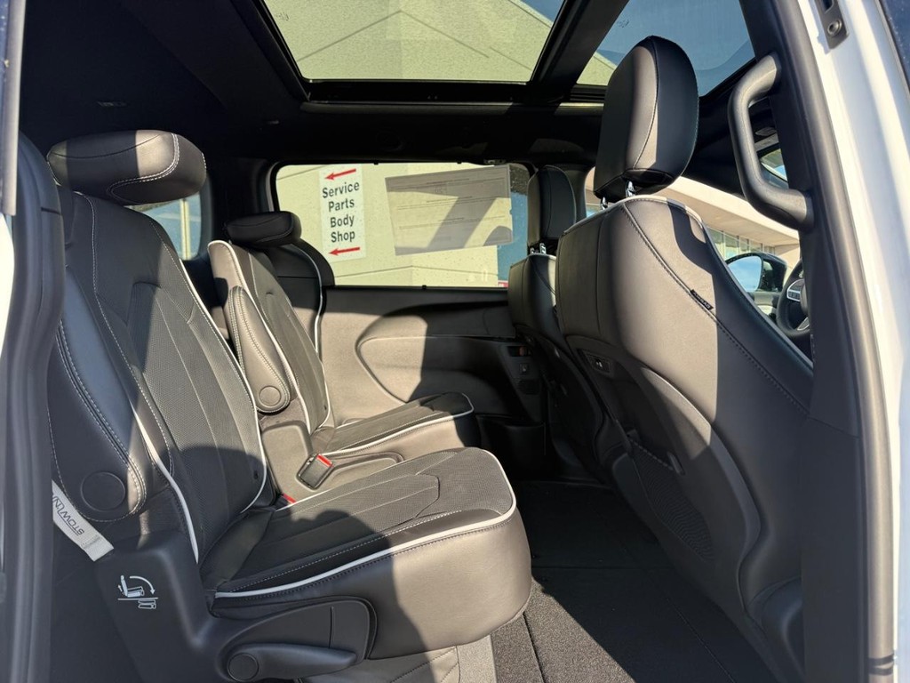 Chrysler Pacifica Vehicle Full-screen Gallery Image 07