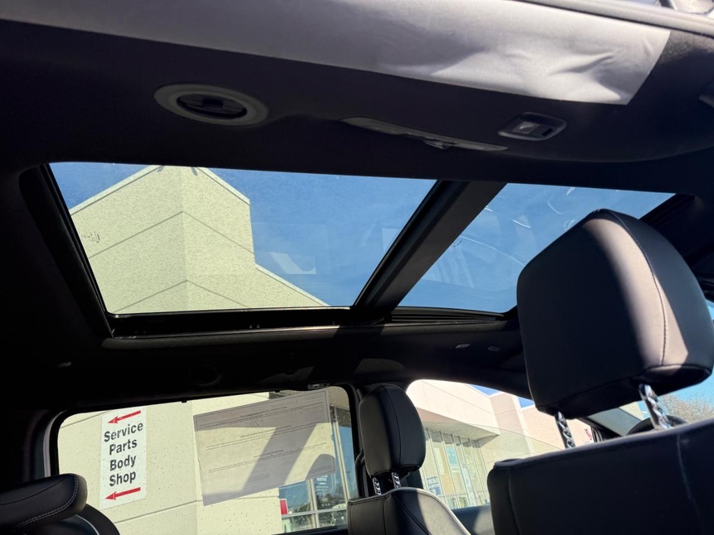 Chrysler Pacifica Vehicle Full-screen Gallery Image 08