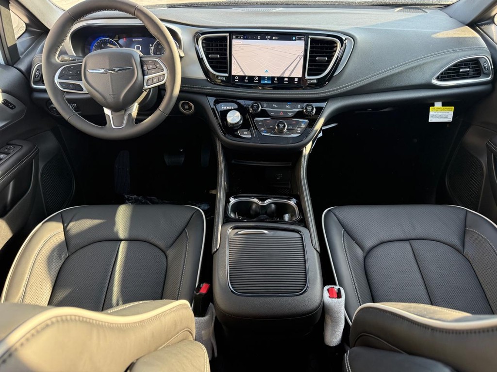 Chrysler Pacifica Vehicle Full-screen Gallery Image 09