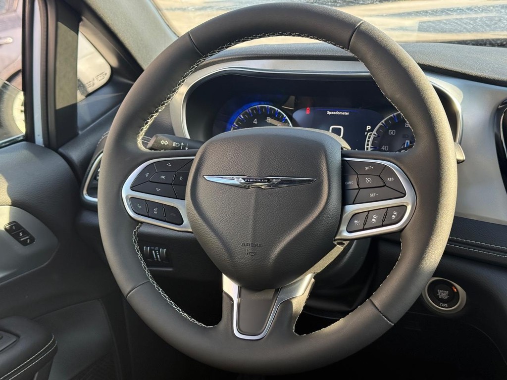 Chrysler Pacifica Vehicle Full-screen Gallery Image 10