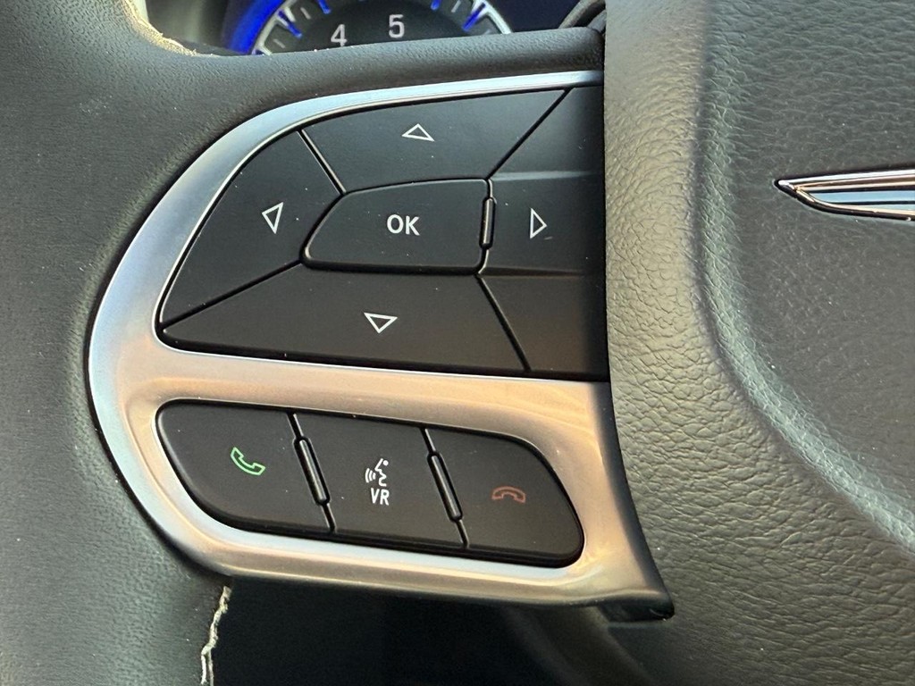 Chrysler Pacifica Vehicle Full-screen Gallery Image 11