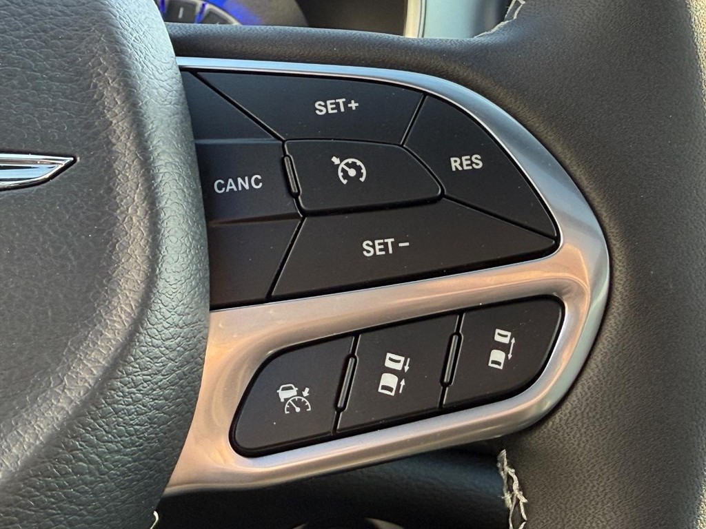 Chrysler Pacifica Vehicle Full-screen Gallery Image 12