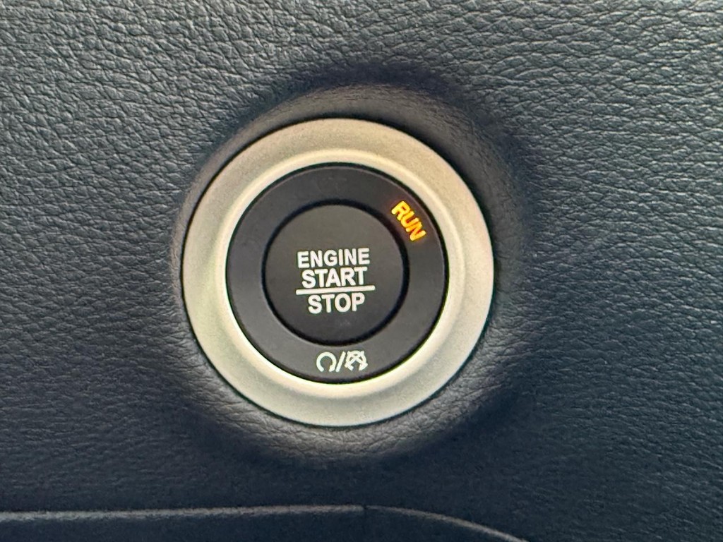 Chrysler Pacifica Vehicle Full-screen Gallery Image 13