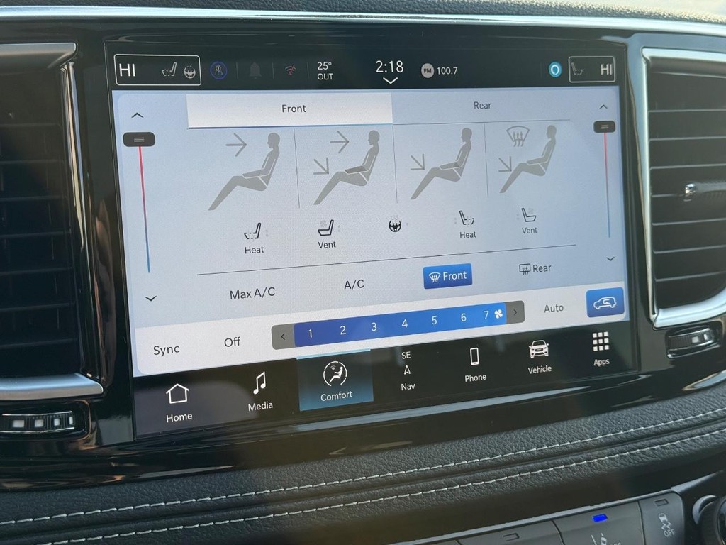 Chrysler Pacifica Vehicle Full-screen Gallery Image 15