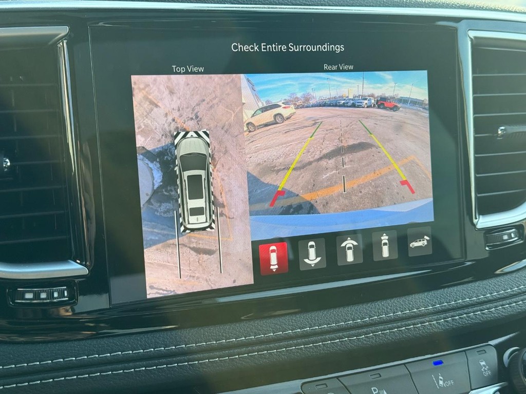 Chrysler Pacifica Vehicle Full-screen Gallery Image 16