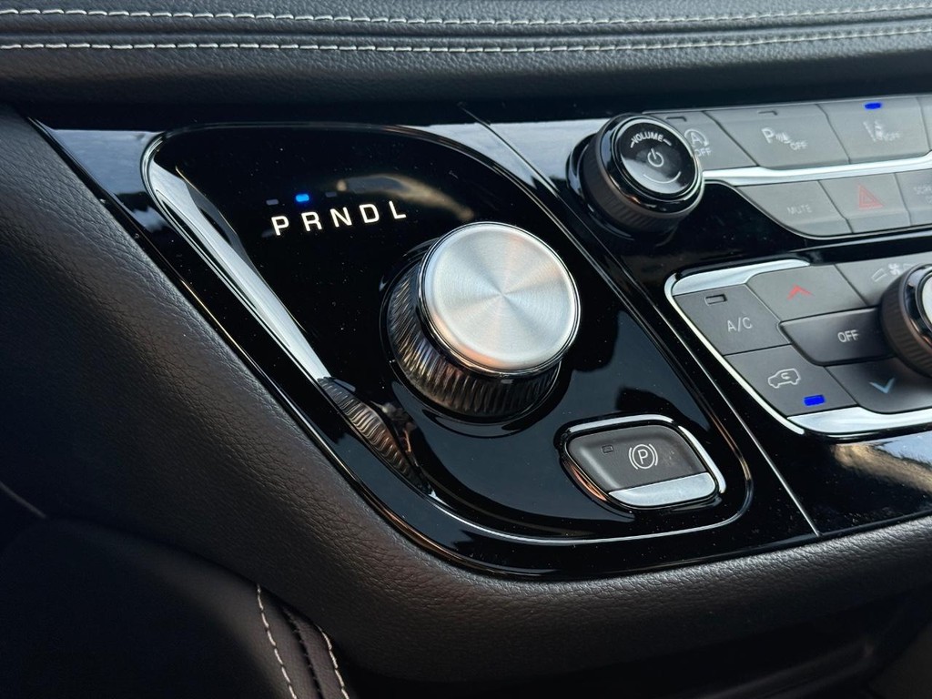 Chrysler Pacifica Vehicle Full-screen Gallery Image 17