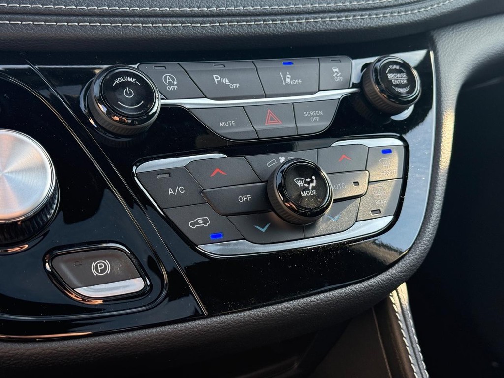 Chrysler Pacifica Vehicle Full-screen Gallery Image 18