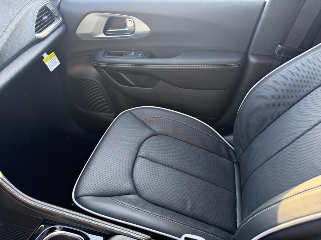 Chrysler Pacifica Vehicle Full-screen Gallery Image 19