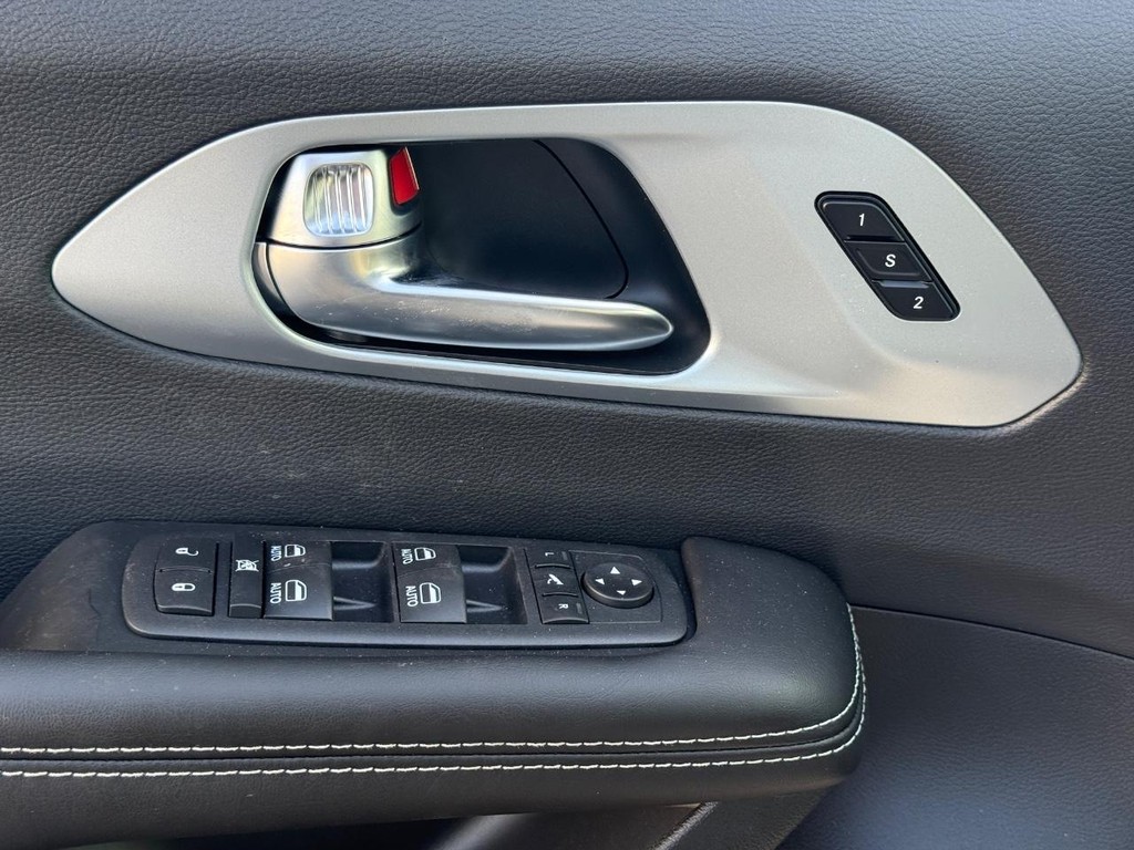 Chrysler Pacifica Vehicle Full-screen Gallery Image 20