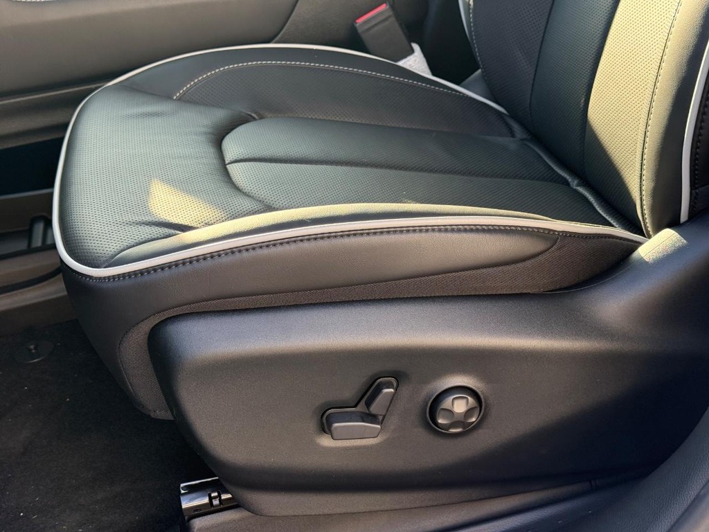 Chrysler Pacifica Vehicle Full-screen Gallery Image 21