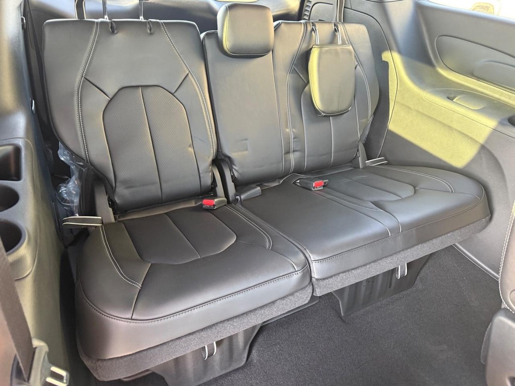 Chrysler Voyager Vehicle Full-screen Gallery Image 06