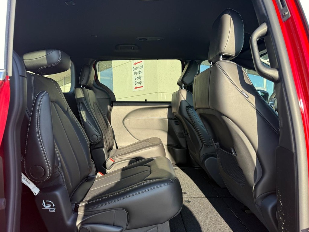 Chrysler Voyager Vehicle Full-screen Gallery Image 07