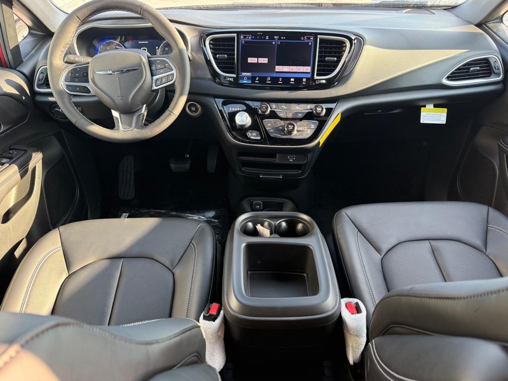 Chrysler Voyager Vehicle Full-screen Gallery Image 08