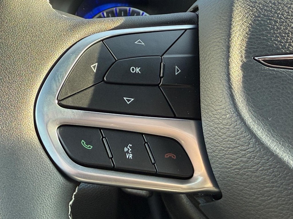 Chrysler Voyager Vehicle Full-screen Gallery Image 10