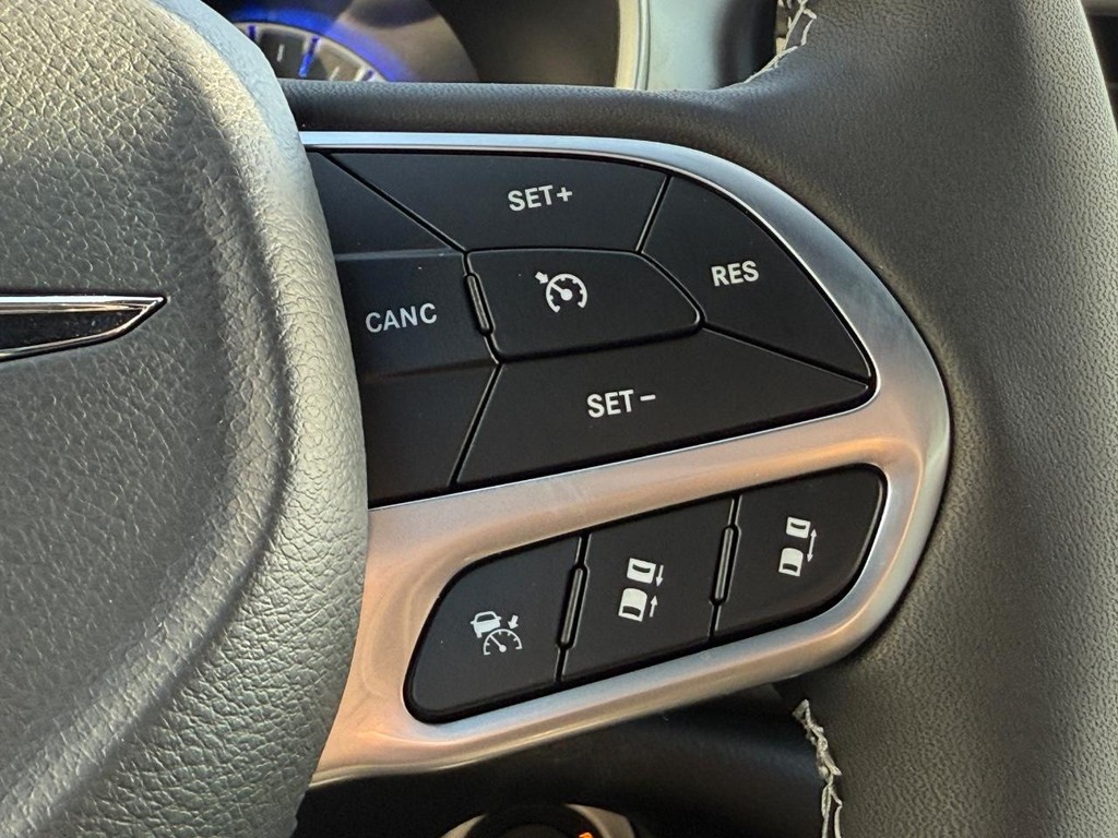 Chrysler Voyager Vehicle Full-screen Gallery Image 11