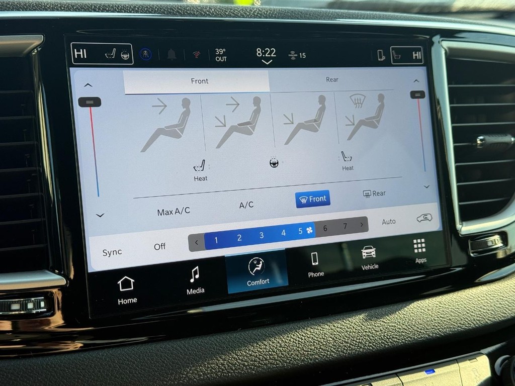 Chrysler Voyager Vehicle Full-screen Gallery Image 14