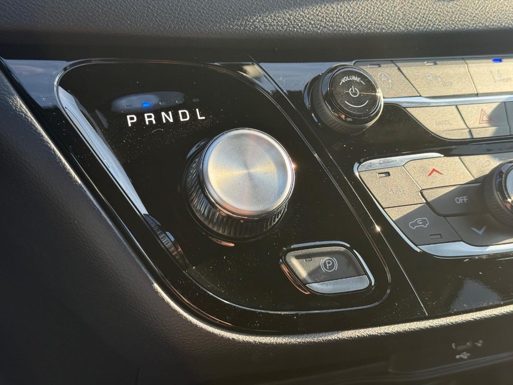 Chrysler Voyager Vehicle Full-screen Gallery Image 16