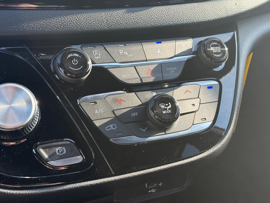 Chrysler Voyager Vehicle Full-screen Gallery Image 17