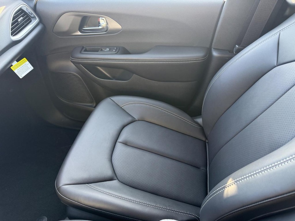 Chrysler Voyager Vehicle Full-screen Gallery Image 18