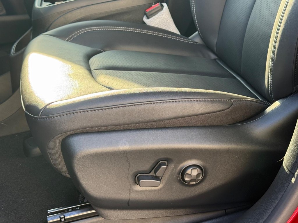 Chrysler Voyager Vehicle Full-screen Gallery Image 20