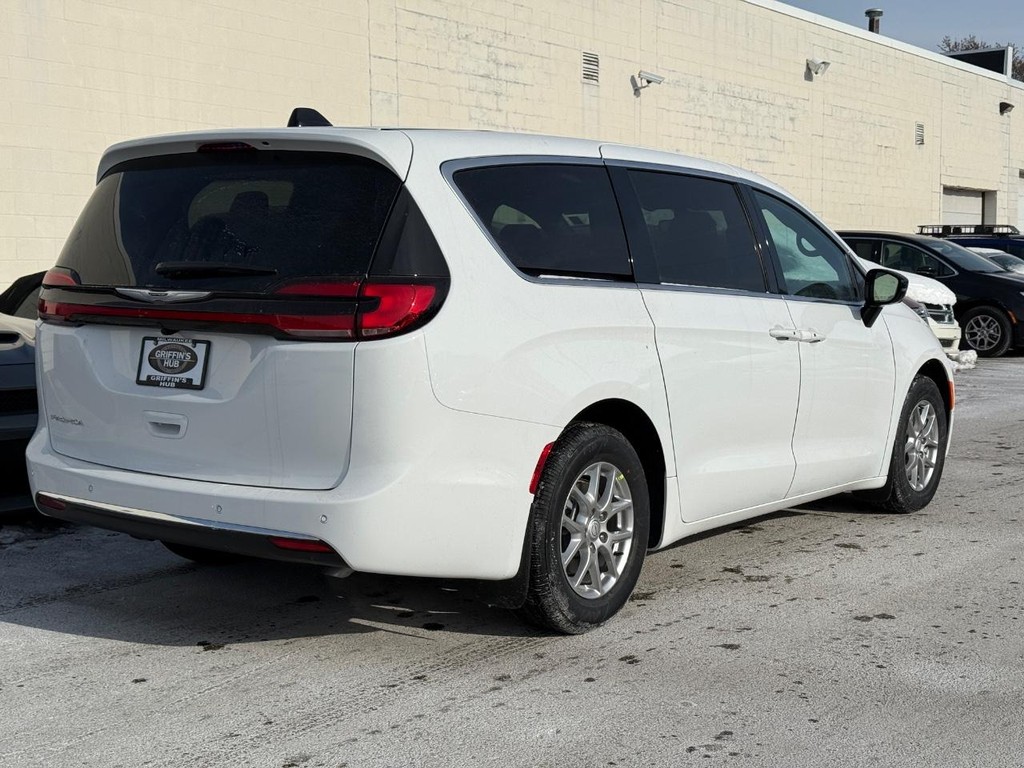 Chrysler Pacifica Vehicle Full-screen Gallery Image 04